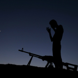 Imagen de un guerrillero libre sirio a punto de rezar. REUTERS/Alaa Al-Faqir