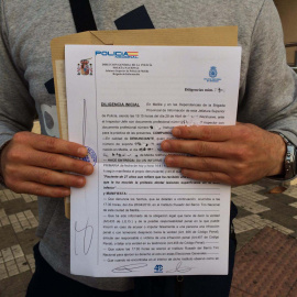 En la imagen, el joven mantiene la denuncia contra el viceconsejero Juan José Torreblanca.-IRENE QUIRANTE