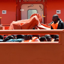 Imagen de archivo de un rescate de Salvamento Marítimo en el mar de Alborán. EFE/Carlos Barba