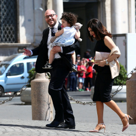 Lorenzo Fontana y su familia, el viernes, en Roma. REUTERS/Alessandro Bianchi