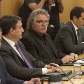 El secretario de Estado de Seguridad, José Antonio Nieto (d), junto a Jordi Jané (2d), de ERC; Aitor Esteban (2i), del PNV, y Jordi Xuclà (i), del PDeCAT, durante la reunión del pacto antiyihadista. EFE/Chema Moya