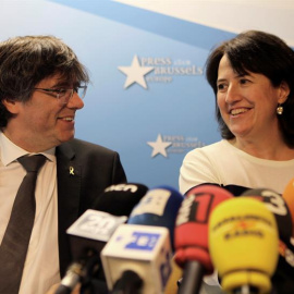 El expresidente de la Generalitat Carles Puigdemont (i) durante la rueda de prensa ofrecida este jueves junto a la presidenta de la ANC, Elisenda Paluzie (2i), en la que han anunciado la presentación de una Iniciativa Ciudadana Europea para