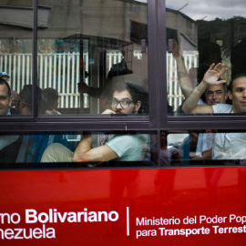 Un grupo de políticos presos son trasladados desde la sede del Servicio Bolivariano de Inteligencia (Sebin) a la Cancillería venezolana. EFE