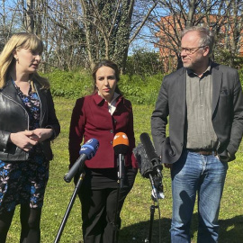 Stella Assange junto a la directora de campañas de Reporteros Sin Fronteras (RSF) y el secretario general de RSF a las puertas de la prisión de alta seguridad de Belmarsh (Reino Unido)