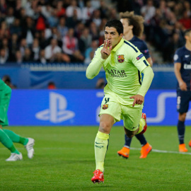 Luis Suárez celebra uno de sus goles al PSG. Reuters / Christian Hartmann