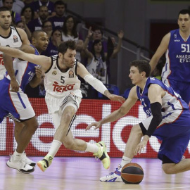 Rudy lucha por un balón durante el partido ante el Efes. EFE/Alberto Martín