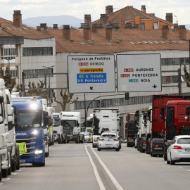 21/03/2022.- Un grupo de transportistas gallegos circulan con más de un centenar de camiones y vehículos agrarios, haciendo sonar la bocina para protestar por el alza de los precios del combustible, este lunes 21 de marzo de 2022 en Santiag