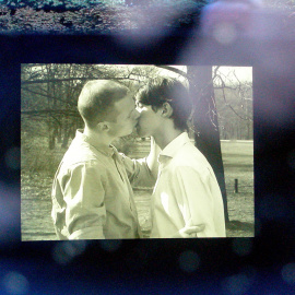 Imagen del vídeo que se puede ver en el monumento a las víctimas homosexuales del tercer Reich en Berlín. Foto: Martin | Maha (CC BY-SA 2.0)