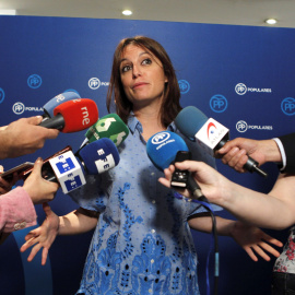 La vicesecretaria de Estudios y Programas del PP, Andrea Levy, en declaraciones a los medios en la sede nacional del partido. EFE/Paolo Aguilar