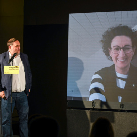 El president d'ERC, Oriol Junqueras, mirant en una pantalla a la secretària general del parit, Marta Rovira, en un acte d'ERC.