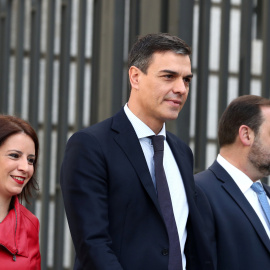Pedro Sánchez con la vicesecretaria general del PSOE , Adriana Lastra, y el secretario de Organización, Jose Luis Ábalos, a su llegada el viernes al Congreso de los Diputados para la segunda sesión de la moción de censura. REUTERS/Sergio Pe