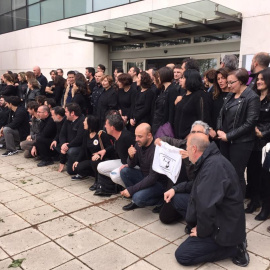 Trabajadores de RTVCM durante la protesta 'Los viernes a negro' que realizan todos los viernes como muestra de rechazo contra la corrupción del canal público. / PÚBLICO