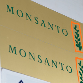 El logo de Monsanto a la entrada de sus oficinas en Düsseldorf (Alemania). EFE/Franz-Peter Tschauner