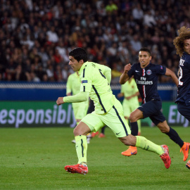 Luis Suárez sale corriendo tras liberarse de David Luiz haciéndole un caño. /AFP