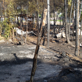 Fotos tras un incendio en un asentamiento de Lucena del Puerto (Huelva) el pasado mes de enero.