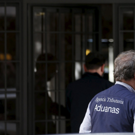 Funcionarios del Servicio de Vigilancia Aduanera, dependiente de Hacienda, delante del domicilio de Rodrigo Rato en Madrid. REUTERS/Sergio Perez
