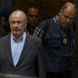Rodrigo Rato, sale con agentes de la Policía, tras el registro de su domicilio. REUTERS/Sergio Perez