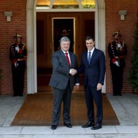 El presidente del Gobierno, Pedro Sánchez, recibe al presidente de Ucrania en el escalinata de La Moncloa. (SUSANA VERA | REUTERS)