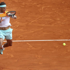 Rafa Nadal golpea la bola ante Isner en Montercarlo. /EFE