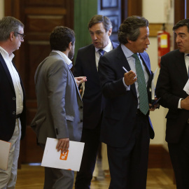 Los diputados de Ciudadanos José Manuel Villegas y Miguel Giménez, con los del PP Rafael Hernando, Crlos Floriano y José Antonio Bermúdez de Castro, tras una reunión de la Junta de Portavoces del Congreso de los Diputados. EFE