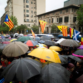 La concentració contra la decisió de la JEC, que s'ha celebrat sota la pluja. EFE / QUIQUE GARCÍA.