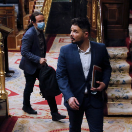 El portavoz de ERC Gabriel Rufián y el vicepresidente Pablo Iglesias (detrás), en el pleno del Congreso que debate la quinta prórroga del estado de alarma. EFE/Kiko Huesca/Pool