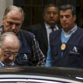 Rodrigo Rato entra en el vehículo de la la Policía, tras el registro de su domicilio. REUTERS/Sergio Perez
