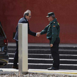 El presidente de la Generalitat de Cataluña, Quim Torra (i), saluda a un guardia civil a su llegada hoy a la cárcel madrileña de Estremera para visitar por segunda vez en quince días a los exconsellers Oriol Junqueras, Jordi Turull, Joaquim