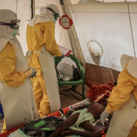 Personal de Médicos Sin Fronteras atienden posibles casos de ébola en la localidad de Mangina, en República Democrática del Congo, el pasado agosto.- MSF