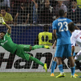 El jugador del Sevilla Denis Suárez (2-d) marca el segundo gol ante el Zenit. /EFE