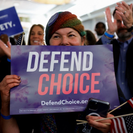 Una mujer sostiene un cartel durante las celebraciones después de que se convocara la carrera para la candidata a la Corte Suprema de Wisconsin, Janet Protasiewicz