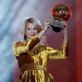 Ada Hegerberg del Olympique Lyonnais sostiene su trofeo Balón de oro. - EFE