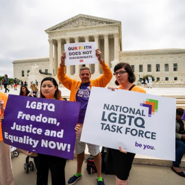 Activistas gais protestan contra la decisión del Supremo en Washington. / EFE