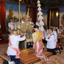 El rey Vajiralongkorn de Tailandia se coronó hoy con boato en el Gran Palacio Real de Bangkok, lo que consolida el inicio de una nueva época en el país tras la de su padre, el venerado Bhumibol Adulyadej, fallecido en 2016.