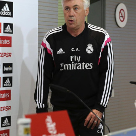 Ancelotti llega a la rueda de prensa en Valdebebas. /EFE