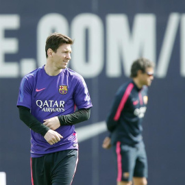 Messi y Luis Enrique de fondo en el entrenamiento del Barça este viernes. /EFE