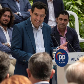 El presidente del Partido Popular Andaluz y de la Junta de Andalucía, Juanma Moreno, durante su intervención en el acto de presentación de la candidatura del PP a las elecciones municipales en Huelva, celebrado hoy en la Casa Colón de la ca