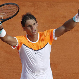 Rafael Nadal celebra su victoria tras el partido de cuartos de final del torneo de Montecarlo que ha disputado con David Ferrer. / SEBASTIEN NOGIER / EFE