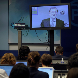 Los informadores siguen a través de un monitor la intervención del líder del PP, Mariano Rajoy, en la reunión del Comité Ejecutivo Nacional del partido, la primera tras  perder el Gobierno en una moción de censura. EFE/ Ballesteros