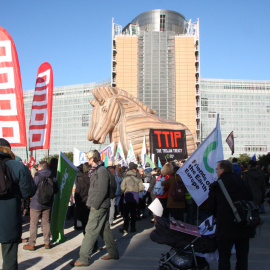 Imagen de los manifestantes concentrados frente a la sede de la Comisión Europea, en Bruselas, en la protesta contra el Tratado de Libre Comercio con EEUU. M.R.R.