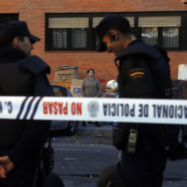 Dos agentes de Policía en un desahucio en Madrid. REUTERS/Susana Vera