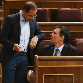 El secretario general del PSOE, Pedro Sánchez, conversa con el secretario de Organización y Acción Electoral del PSOE, César Luena, en el hemiciclo del Congreso de los Diputados. EFE/Paco Campos
