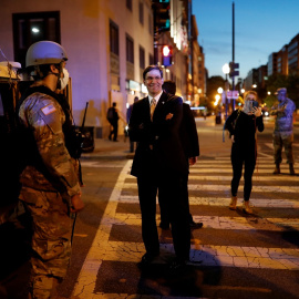 El secretario de Defensa de EEUU Mark Esper visita un puesto de soldados desplegados en la capital del país./ Reuters