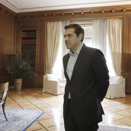 El primer ministro griego, Alexis Tsipras, en su despacho, antes de reunirse con el premio nobel estadounidense Paul Krugman. EFE/EPA/YANNIS KOLESIDIS