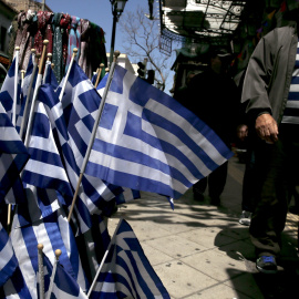 Banderas griegas en una tienda en el centro de Atenas. REUTERS/Alkis Konstantinidis