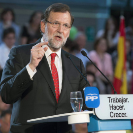 El presidente del Gobierno,Mariano Rajoy, durante su intervención en un acto del partido celebrado hoy en el pabellón Cagigal de Murcia. EFE/Marcial Guillén