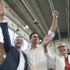 El secretario general del PSOE, Pedro Sanchez (c), el candidato del PSC a la alcaldía de Barcelona, Jaume Collboni (d), y la concejala Carme Andrés (d), saludan a su llegada al polideportivo Can Drago del distrito barcelonés de Nou Barris p