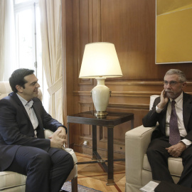 El primer ministro griego, Alexis Tsipras, en su despacho, con el premio nobel estadounidense Paul Krugman. EFE/EPA/YANNIS KOLESIDIS