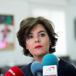 La vicepresidenta del Gobierno, Soraya Saénz de Santamaría, en declaraciones a los medios tras la reunión de la comisión de subsecretarios. EFE/Luca Piergiovanni