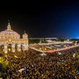 Tradicional alumbrado en El Real de la Feria de Sevilla, una ciudad efímera de más de un millar de casetas que albergará, durante su semana más lúdica, alegría, diversión y color a miles de sevillanos y visitantes. EFE/Raúl Caro